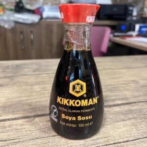 Kikkoman Doğal Olarak Fermente Soya Sosu 150 ml – Klasik Masa Tipi Çift Taraflı Damlatmaz Şişe